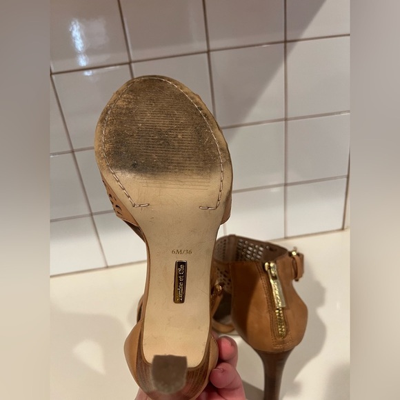 Louise et Cie taupe tan open toe pumps with gold buckle and zipper Size 6 EUC - Picture 6 of 7